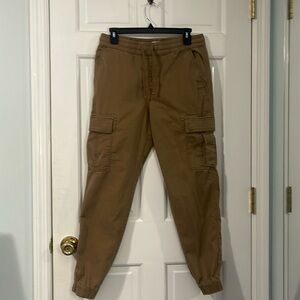 Men’s size small Sonoma khaki cargo pants. In good condition.